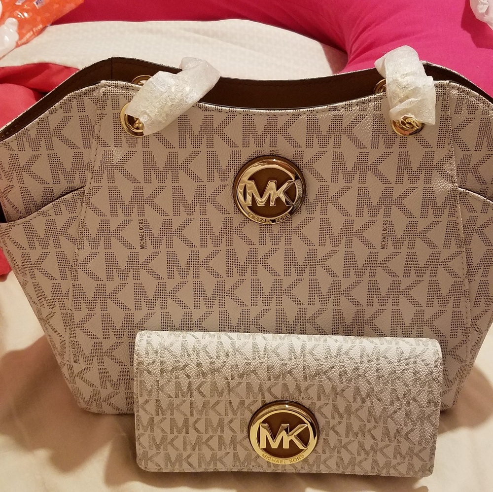 Michael kors matching bag and wallet(SOLD)